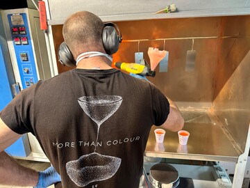 Van poeder tot perfectie: innovatie en vakmanschap in poedercoating 1BEDRIJFSNIEUWS-HATWEE-fotopoedercoatenhandcabine.jpg